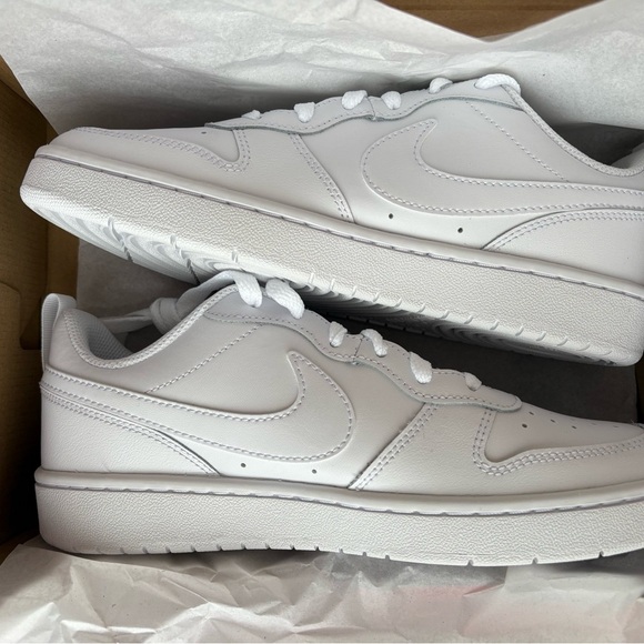 Brand New Nike Court Borough Low 2 (gs).
US6.5Y, Eur 39 - Picture 4 of 6